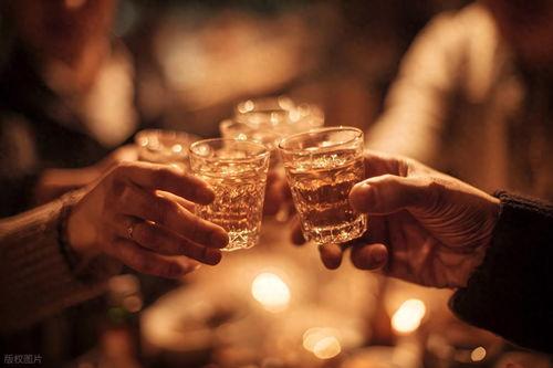 一人喝酒图片,品味人生的一杯酒