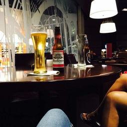 一人喝酒图片,品味人生的一杯酒