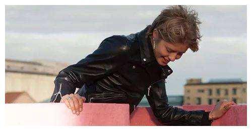 女性露天小便图片大全,女性生活现状的缩影